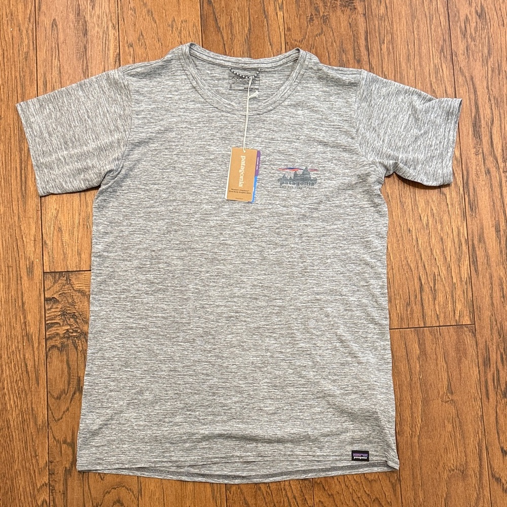 Patagonia Women’s Cap Cool ‘73 Feather Gray Short Sleeve Tee, Small, NWT